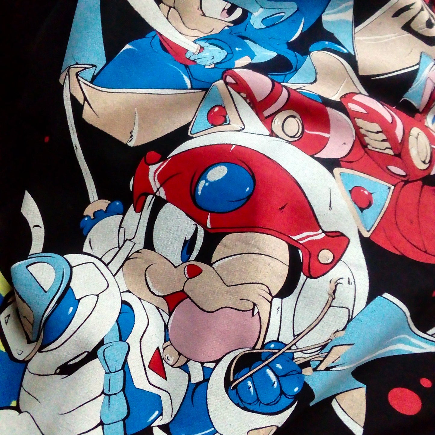 Detalle del estampado full color en camiseta Gatos Samurai x KUMO
