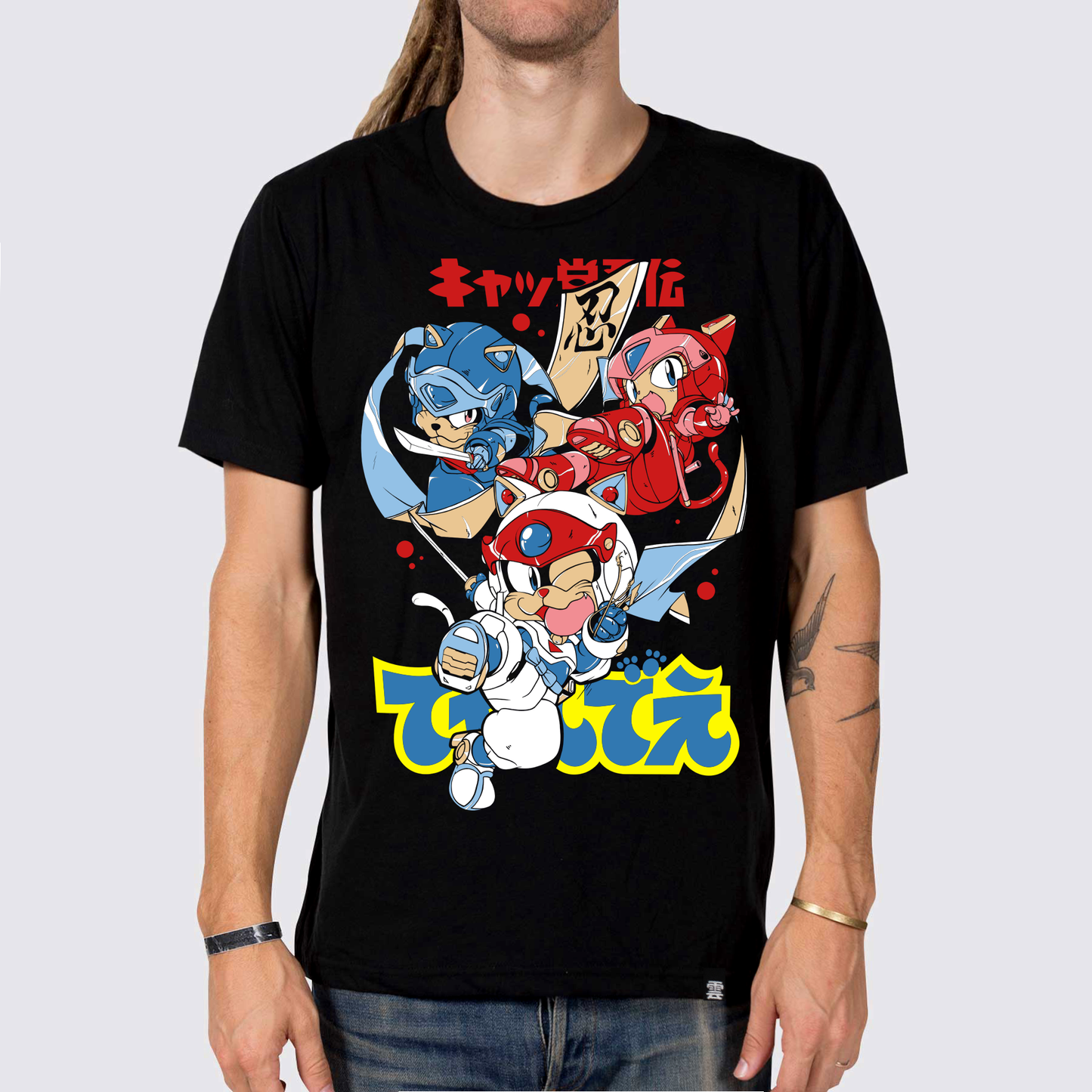 Modelo usando camiseta Gatos Samurai estilo retro anime japonés