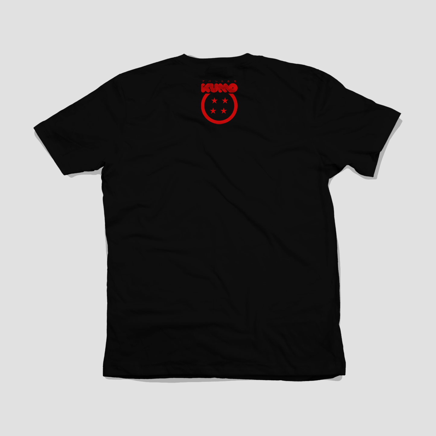 Camiseta Goku – Dragon Ball by Kumo – vista frontal
Detalle del estampado serigráfico artesanal de la camiseta Goku – Dragon Ball by Kumo
Etiqueta de edición limitada en la camiseta Goku – Dragon Ball by Kumo