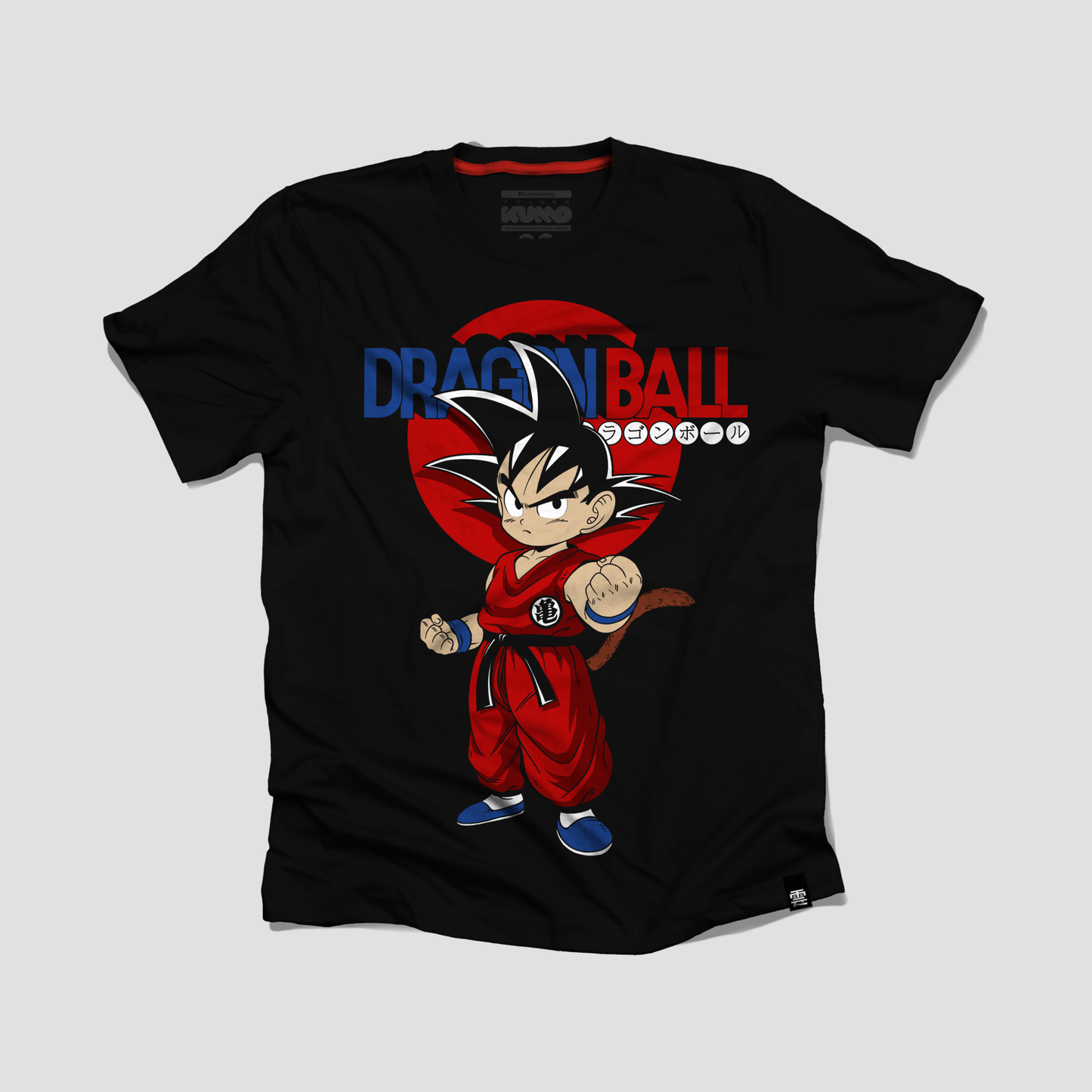 Camiseta Goku – Dragon Ball by Kumo – vista frontal
Detalle del estampado serigráfico artesanal de la camiseta Goku – Dragon Ball by Kumo
Etiqueta de edición limitada en la camiseta Goku – Dragon Ball by Kumo