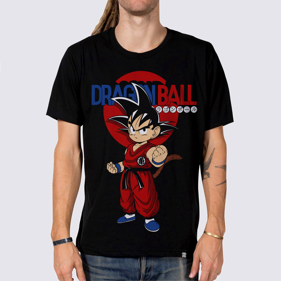 Camiseta Goku – Dragon Ball by Kumo – vista frontal
Detalle del estampado serigráfico artesanal de la camiseta Goku – Dragon Ball by Kumo
Etiqueta de edición limitada en la camiseta Goku – Dragon Ball by Kumo